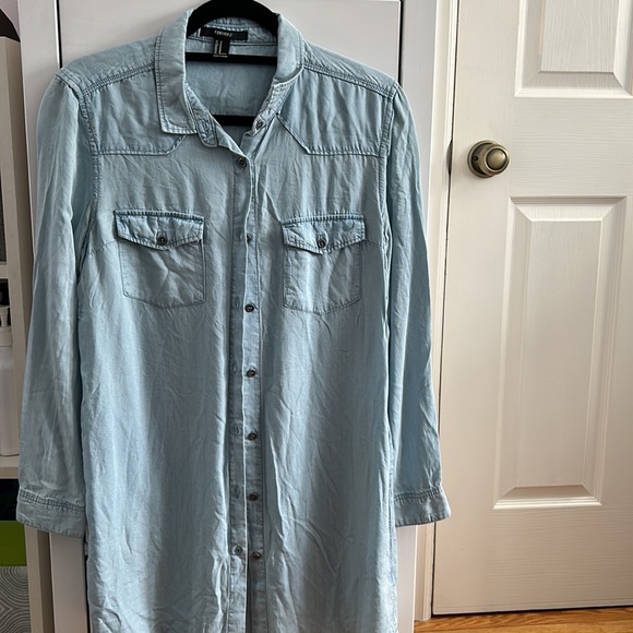 Light wash button up & there’s pockets on the side! - Picture 1 of 3